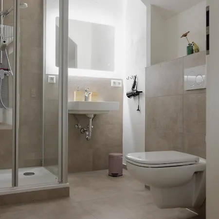 宾馆 Boardinghouse Siebzehn82 *